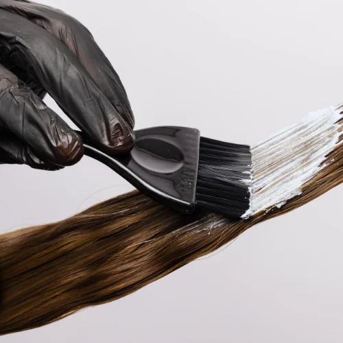 Sorgfältiges Auftragen von Haarfarbe mit einem Pinsel